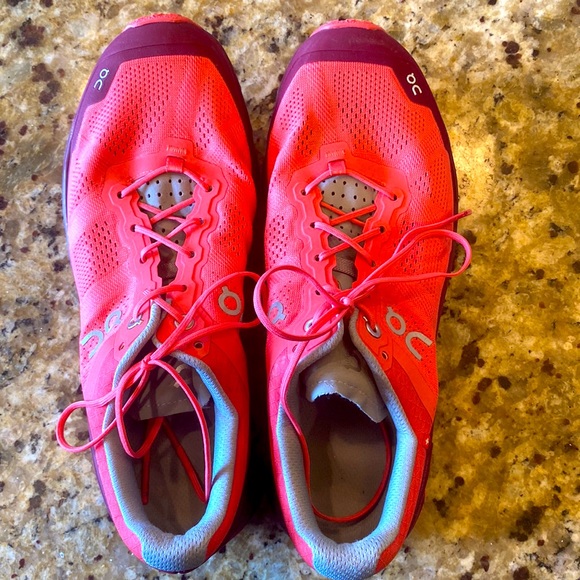 On Running Shoes On Cloud Womans Mission Grip Tennis Shoes Size 95